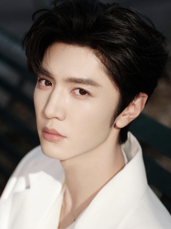 Chen Zheyuan memulai debut aktingnya pada 2017 dengan drama remaja, All About Secrets. Ia mulai populer melalui drama wuxia pada 2020, Handsome Siblings, dan semakin melejit lewat drama romantis hit Hidden Love. Chen Zheyuan akan kembali untuk Hidden Love Musim 2 dan saat ini sedang syuting Jiang Shan Wei Pin. Foto: Dok. Weibo, Instagram, iQiyi