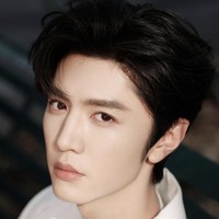 Chen Zheyuan memulai debut aktingnya pada 2017 dengan drama remaja, All About Secrets. Ia mulai populer melalui drama wuxia pada 2020, Handsome Siblings, dan semakin melejit lewat drama romantis hit Hidden Love. Chen Zheyuan akan kembali untuk Hidden Love Musim 2 dan saat ini sedang syuting Jiang Shan Wei Pin. Foto: Dok. Weibo, Instagram, iQiyi