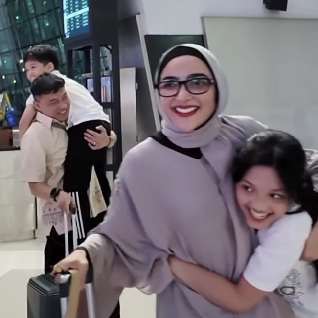 Tawa Ceria Anak Sambut Anang dan Ashanty Pulang Haji