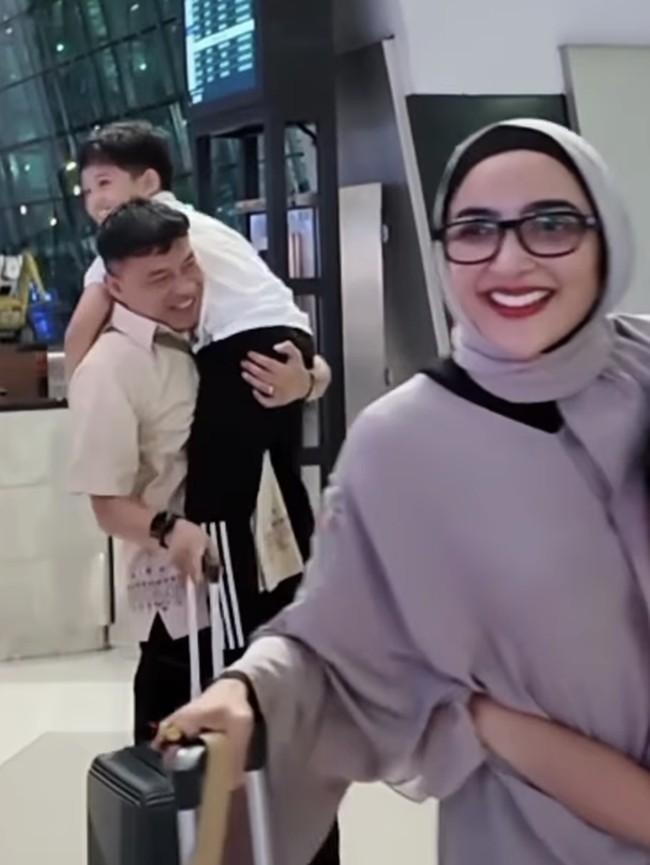 Tawa Ceria Anak Sambut Anang dan Ashanty Pulang Haji