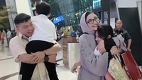 Mereka memeluk dengan rasa kerinduan yang luar biasa. Foto: dok instagram Anang Hermansyah dan Ashanty