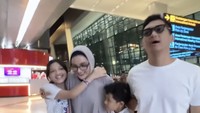 Azriel, Arsy, dan Arsya menyambut orang tuanya di bandara. Foto: dok instagram Anang Hermansyah dan Ashanty