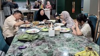 Sesampainya di rumah, keduanya langsung makan bareng dan bercerita. Foto: dok instagram Anang Hermansyah dan Ashanty