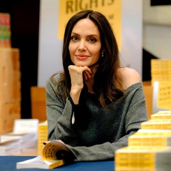 Tulisan Tangan Angelina Jolie Bikin Heboh, Dikira Resep Dokter