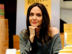 Tulisan Tangan Angelina Jolie Bikin Heboh, Dikira Resep Dokter