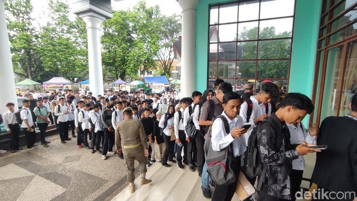 Antrian pada pencari kerja di Job Fair Ciamis di Gedung Islamic Center.