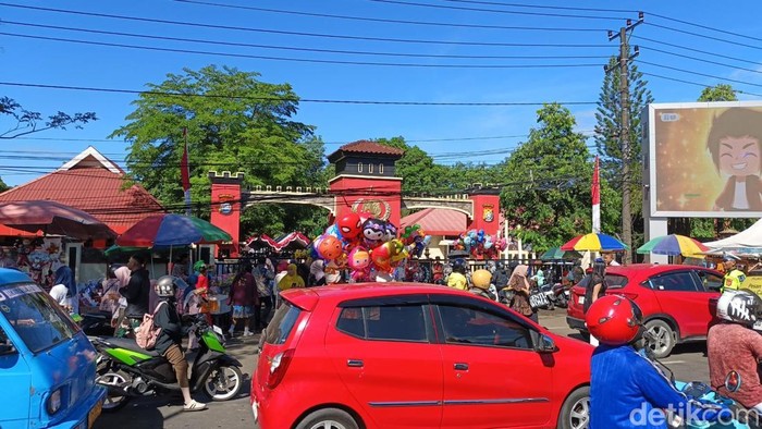 Arus lalu lintas di depan SPN Batua Makassar.