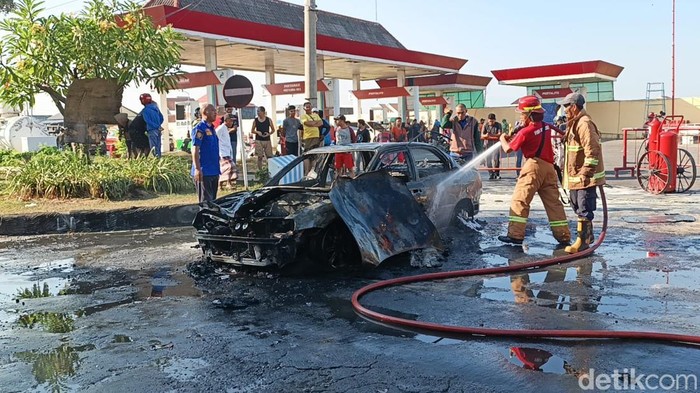 Baleno terbakar di SPBU Probolinggo