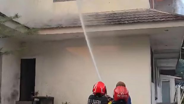 Bangunan dua lantai yang digunakan untuk tempat pijat dan refleksi terbakar hebat di Jalan Pajajaran, Bogor Timur, Kota Bogor, Jawa Barat. (dok Istimewa)