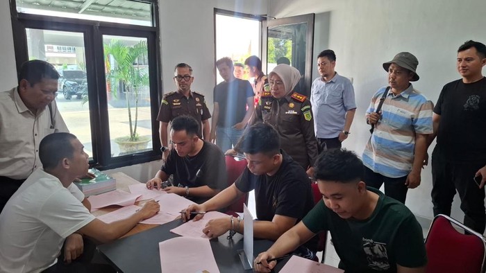 Bareskrim Polri melimpahkan 4 tersangka jaringan pengedar 30 kilogram sabu ke Kejari Banyuasin, Kamis (4/6/2026).