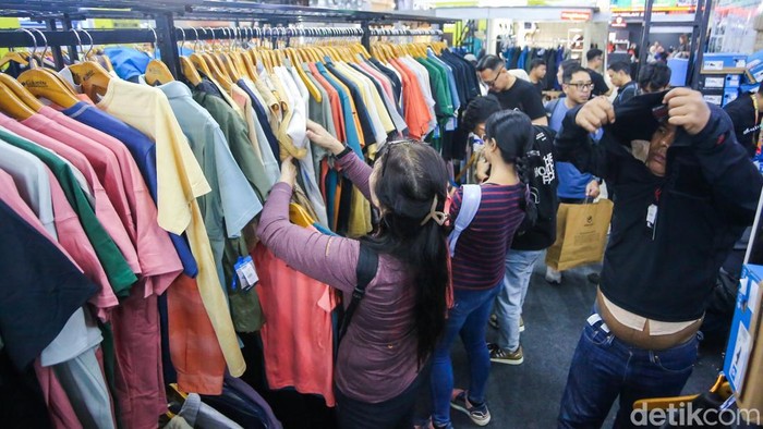 Pengunjung melihat berbagai perlengkapan kegiatan luar ruang dalam pameran Indonesia Outdoor Festival (IndoFest) 2026 di Jakarta International Convention Center (JICC), Jakarta, Kamis (4/6/2026). Ajang tahunan tersebut menghadirkan ratusan merek perlengkapan outdoor dari dalam dan luar negeri.