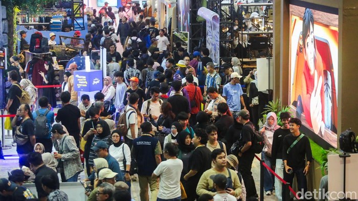 Pengunjung melihat berbagai perlengkapan kegiatan luar ruang dalam pameran Indonesia Outdoor Festival (IndoFest) 2026 di Jakarta International Convention Center (JICC), Jakarta, Kamis (4/6/2026). Ajang tahunan tersebut menghadirkan ratusan merek perlengkapan outdoor dari dalam dan luar negeri.