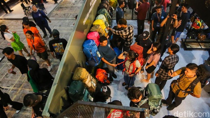 Pengunjung melihat berbagai perlengkapan kegiatan luar ruang dalam pameran Indonesia Outdoor Festival (IndoFest) 2026 di Jakarta International Convention Center (JICC), Jakarta, Kamis (4/6/2026). Ajang tahunan tersebut menghadirkan ratusan merek perlengkapan outdoor dari dalam dan luar negeri.