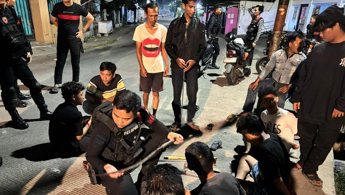 Brimob Polda Metro Jaya mengamankan dua pemuda yang hendak tawuran di Bekasi.