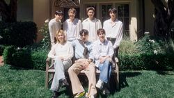 7 Foto BTS ala Family Portrait Buat Festa 2026