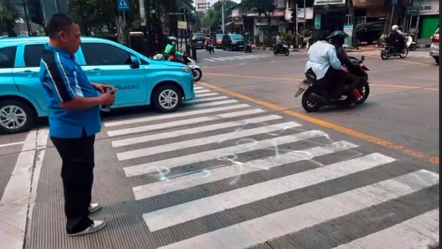 Cekcok pemobil dan pemotor di Jalan Otista, Jatinegara, Jaktim viral di medsos. Keributan dipicu kecelakaan karena pemotor ngebut di busway dan menabrak mobil. (dok Polres Jaktim)