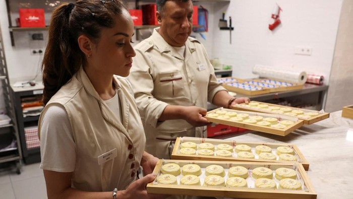 A cookie created for Pope Leo's XIV visit is set on display during a presentation at a Mallorca bakery, in Madrid, Spain, June 3, 2026. REUTERS/Violeta Santos Moura