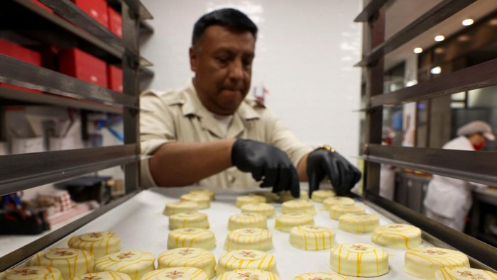 A cookie created for Pope Leo's XIV visit is set on display during a presentation at a Mallorca bakery, in Madrid, Spain, June 3, 2026. REUTERS/Violeta Santos Moura
