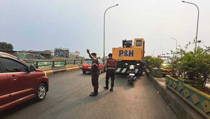 Crane mogok bikin lalu lintas di Flyover Ciputat macet, Kamis (4/6/2026).