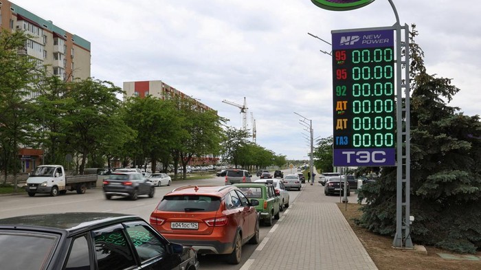 Dampak Perang, Warga Berebut BBM Cars queue for fuel at a gas station after the authorities restricted fuel sales amid a supply shortage following Ukrainian attacks on logistics routes in the course of Russia-Ukraine conflict, in the Black Sea resort city of Yevpatoriya, Crimea, June 3, 2026. REUTERS/Alexey Pavlishak