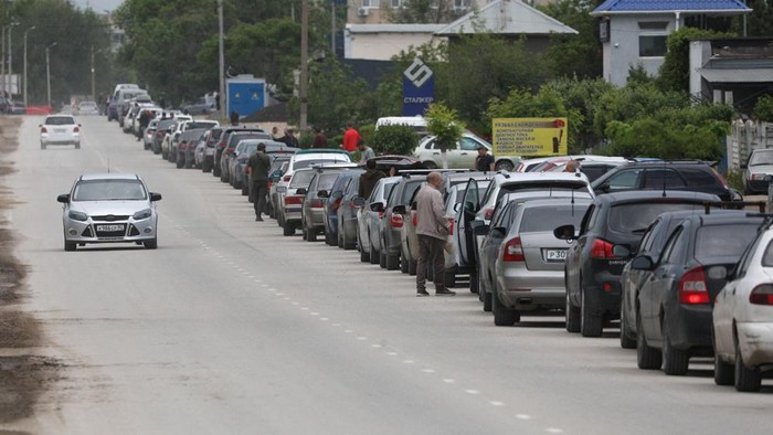 Dampak Perang, Warga Berebut BBM Cars queue for fuel at a gas station after the authorities restricted fuel sales amid a supply shortage following Ukrainian attacks on logistics routes in the course of Russia-Ukraine conflict, in the Black Sea resort city of Yevpatoriya, Crimea, June 3, 2026. REUTERS/Alexey Pavlishak