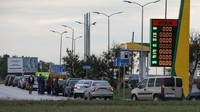Pembatasan penjualan BBM diterapkan sebagai upaya menjaga ketersediaan stok sekaligus mengurangi risiko kekurangan bahan bakar yang lebih parah di Crimea. REUTERS/Alexey Pavlishak  