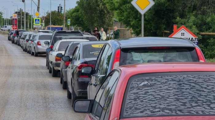 Cars queue for fuel at a gas station after the authorities restricted fuel sales amid a supply shortage following Ukrainian attacks on logistics routes in the course of Russia-Ukraine conflict, in the Black Sea resort city of Yevpatoriya, Crimea, June 3, 2026. REUTERS/Alexey Pavlishak