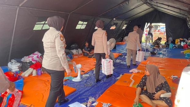 Dapur lapangan dari Ditpamobvit Polda Metro Jaya menyalurkan makanan siap saji ke korban kebakaran di Kemayoran, Jakarta Pusat, Kamis (4/6/2026).