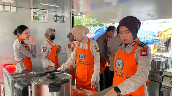 Dapur lapangan dari Ditpamobvit Polda Metro Jaya menyalurkan makanan siap saji ke korban kebakaran di Kemayoran, Jakarta Pusat, Kamis (4/6/2026).