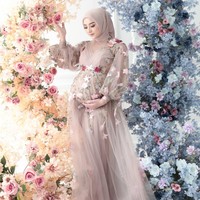 Dalam unggahan tersebut, istri dari Doni Salmanan ini tampil memukau dalam sesi maternity shoot bernuansa bunga-bunga yang romantis. Foto: Dok. Instagram @dinanfajrina.
