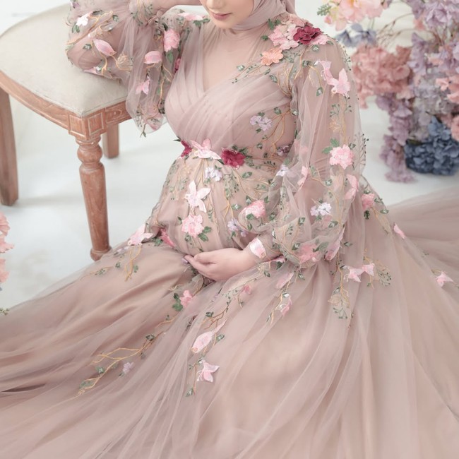 Kebahagiaannya sebagai seorang ibu juga makin terlihat melalui beberapa unggahan Instagram Stories terbarunya. Dinan membagikan momen kebersamaannya dengan sang buah hati yang kini sudah tumbuh menjadi anak yang aktif. Foto: Dok. Instagram @dinanfajrina.