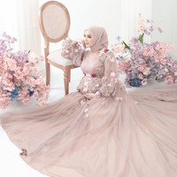 Ia mengenakan hijab segi empat instan berwarna nude pastel yang senada dengan gaun brokat tulle transparan berhiaskan detail bordir bunga merah muda dan hijau. Foto: Dok. Instagram @dinanfajrina.