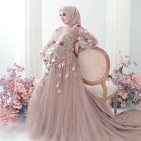 Dinan merefleksikan perjalanannya sebagai seorang ibu dengan menuliskan bahwa menjadi orang tua telah mengubahnya menjadi pribadi yang lebih lembut sekaligus lebih kuat. Foto: Dok. Instagram @dinanfajrina.