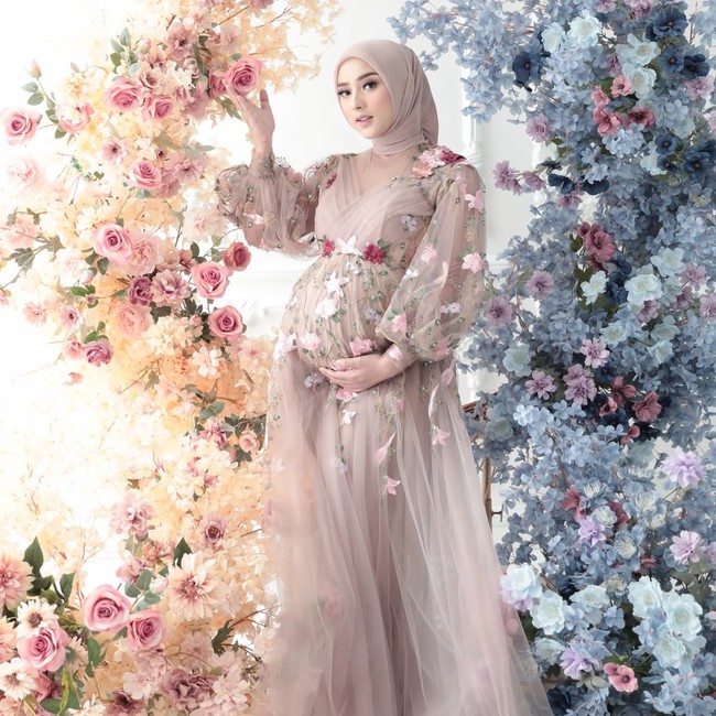 Selebgram dan pengusaha hijab Nathelabel, Dinan Fajrina mengungkap foto kehamilannya yang selama ini disembunyikannya, melalui akun Instagram pribadinya, @dinanfajrina. Foto: Dok. Instagram @dinanfajrina.