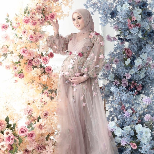 Potret: Gaya Hijab Dinan Fajrina Foto Hamil Saat Doni Salmanan Dipenjara
