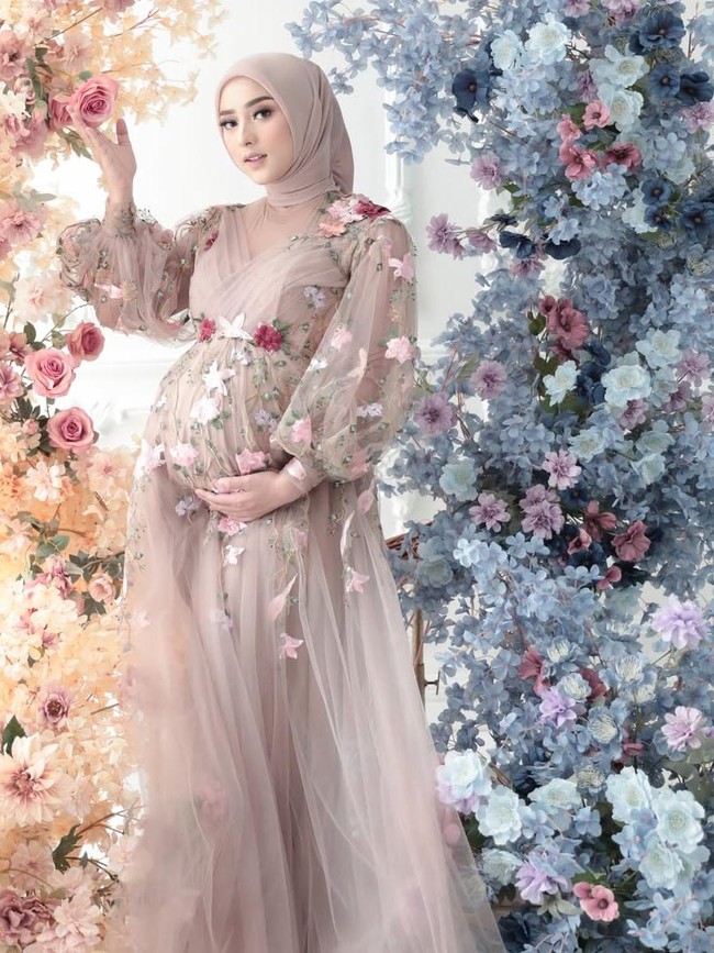 Potret: Gaya Hijab Dinan Fajrina Foto Hamil Saat Doni Salmanan Dipenjara