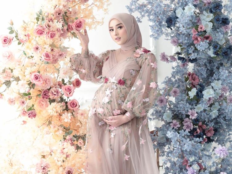 Potret: Gaya Hijab Dinan Fajrina Foto Hamil Saat Doni Salmanan Dipenjara