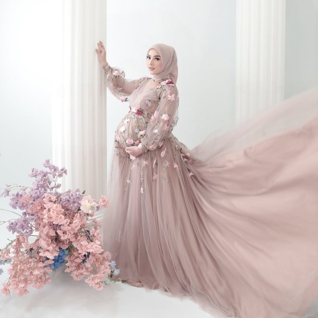 Pada foto maternity yang dibagikannya, Dinan Fajrina memilih gaya hijab segi empat yang simpel namun tetap memancarkan kesan elegan. Foto: Dok. Instagram @dinanfajrina.