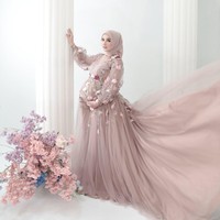 Pada foto maternity yang dibagikannya, Dinan Fajrina memilih gaya hijab segi empat yang simpel namun tetap memancarkan kesan elegan. Foto: Dok. Instagram @dinanfajrina.