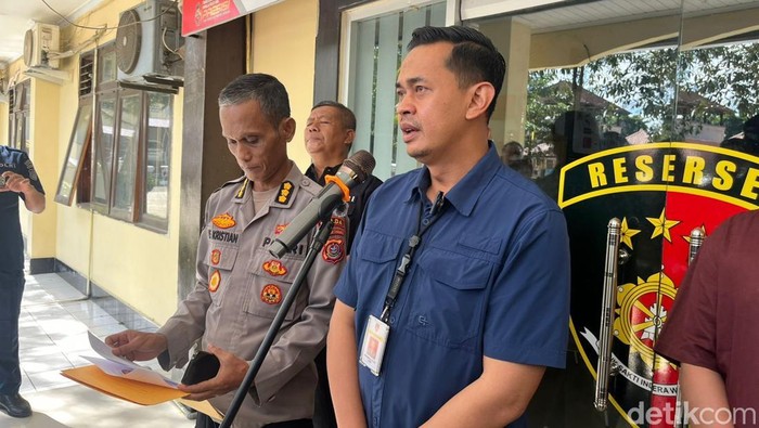 Dirkrimum Polda Sultra Kombes Wisnu Wibowo saat konferensi pers terkait penyerangan motor di Kendari.