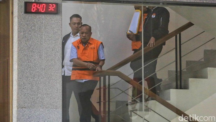 Direktur Izin Tinggal dan Status Keimigrasian Ditjen Imigrasi Kementerian Imipas, Jaya Saputra, mengenakan rompi tahanan usai ditetapkan sebagai tersangka oleh KPK di Gedung KPK, Jakarta, Kamis (4/6/2026).