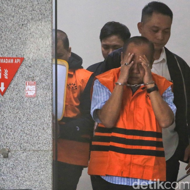 Ditahan KPK, Direktur Imipas Jaya Saputra Tutupi Wajah