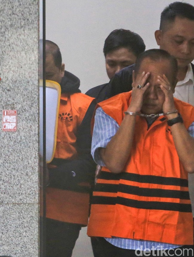 Ditahan KPK, Direktur Imipas Jaya Saputra Tutupi Wajah