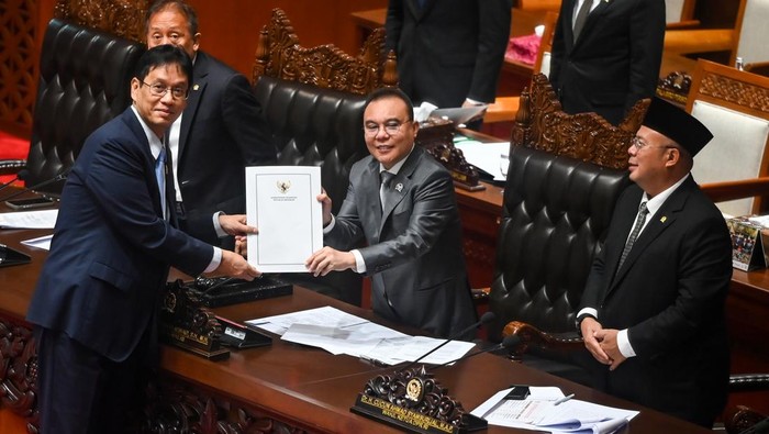 Menteri Keuangan Purbaya Yudhi Sadewa (kiri) menyerahkan berkas pendapat akhir kepada Wakil Ketua DPR Sufmi Dasco Ahmad (tengah) dan Cucun Ahmad Syamsurijal (kanan) saat Rapat Paripurna DPR di Kompleks Parlemen, Senayan, Jakarta, Kamis (4/6/2026). Dalam rapat tersebut, DPR menyetujui RUU Perubahan atas Undang-Undang Nomor 4 Tahun 2023 tentang Pengembangan dan Penguatan Sektor Keuangan (P2SK) menjadi Undang-Undang (UU). ANTARA FOTO/Rivan Awal Lingga/tom.
