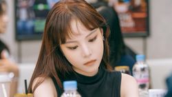 Intip Hwang In Youp-Hyeri Baca Naskah Drakor Rom-com Terbaru!