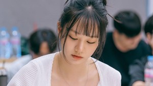 Hyeri memerankan Yoo Ji Yae, seorang reporter yang udah lelah sama hidup dan kini selalu merasa kosong. Dia dan Woo Soo Bin punya masa lalu bersama. Kembalinya si sutradara ke Korea memunculkan keinginan Yoo Ji Yae buat bermimpi lagi. (Foto: dok. ENA)