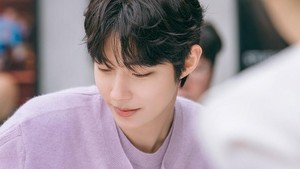 Dream to You ditulis sebagai rom-com oleh Jung Eun Bi (Goblin, Doom at Your Service). Di sini Hwang In Youp memerankan Woo Soo Bin, seorang sutradara film yang debut internasional dan kini memutuskan kembali ke Korea. (Foto: dok. ENA)
