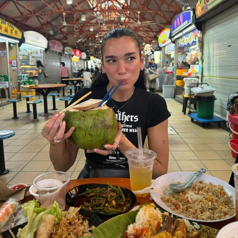 Dua Lipa Pilih Hawker Legendaris di Singapura Ini Jadi Favoritnya