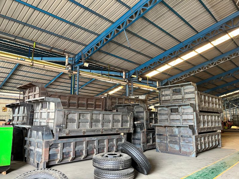 Dump truck buatan karoseri lokal PT Metalindo Teknik Utama