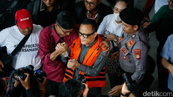 Mantan Wakil Menteri Ketenagakerjaan, Immanuel Ebenezer Gerungan atau yang akrab disapa Noel, divonis 4 tahun 6 bulan penjara dalam perkara pemerasan dan gratifikasi terkait pengurusan sertifikat Keselamatan dan Kesehatan Kerja (K3) di lingkungan Kem